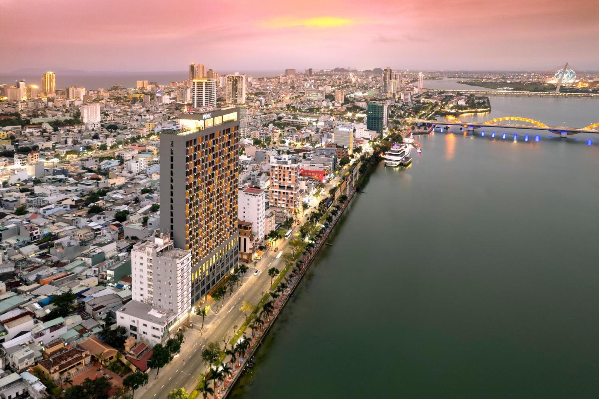 Wink Icon Hotel Danang Riverside - Luxury Suites - 24Hrs Stay & Rooftop Pool Bar Exterior photo