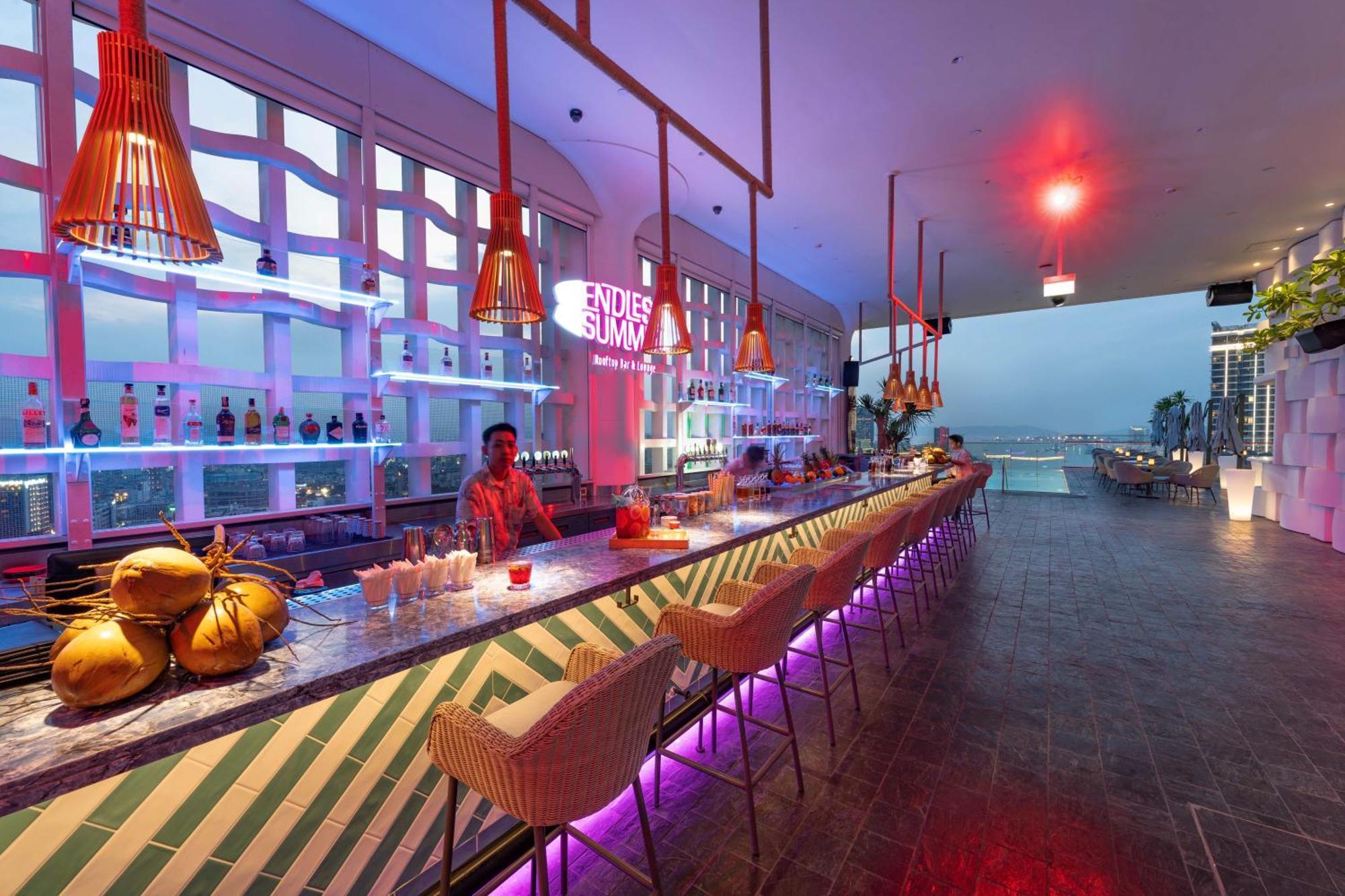 Wink Icon Hotel Danang Riverside - Luxury Suites - 24Hrs Stay & Rooftop Pool Bar Exterior photo