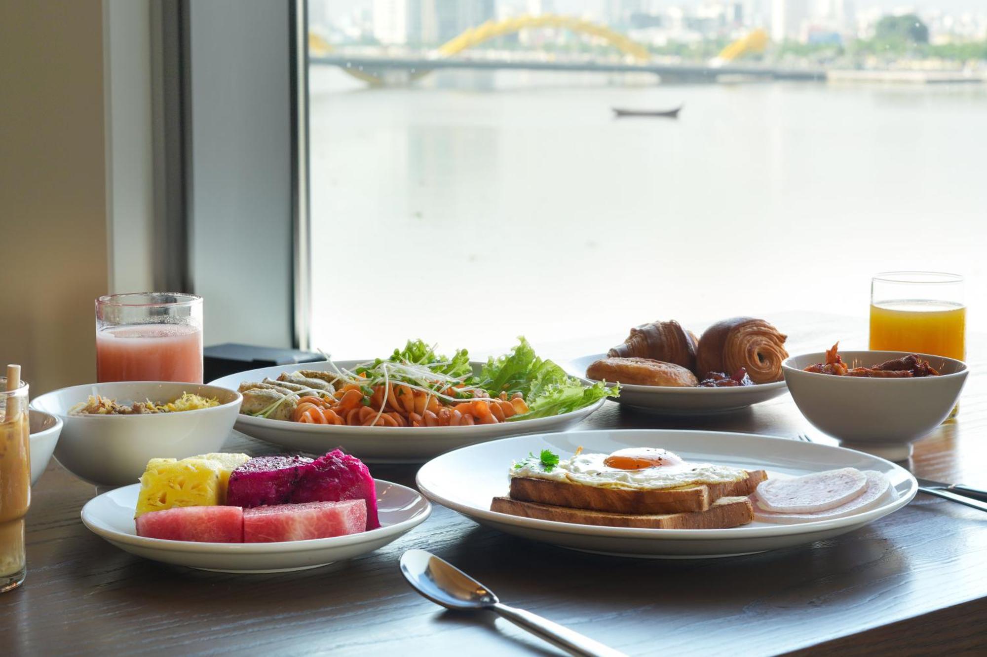 Wink Icon Hotel Danang Riverside - Luxury Suites - 24Hrs Stay & Rooftop Pool Bar Exterior photo
